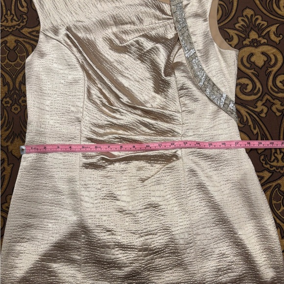 Elegant Gold tone sleeveless Dress - Picture 5 of 5